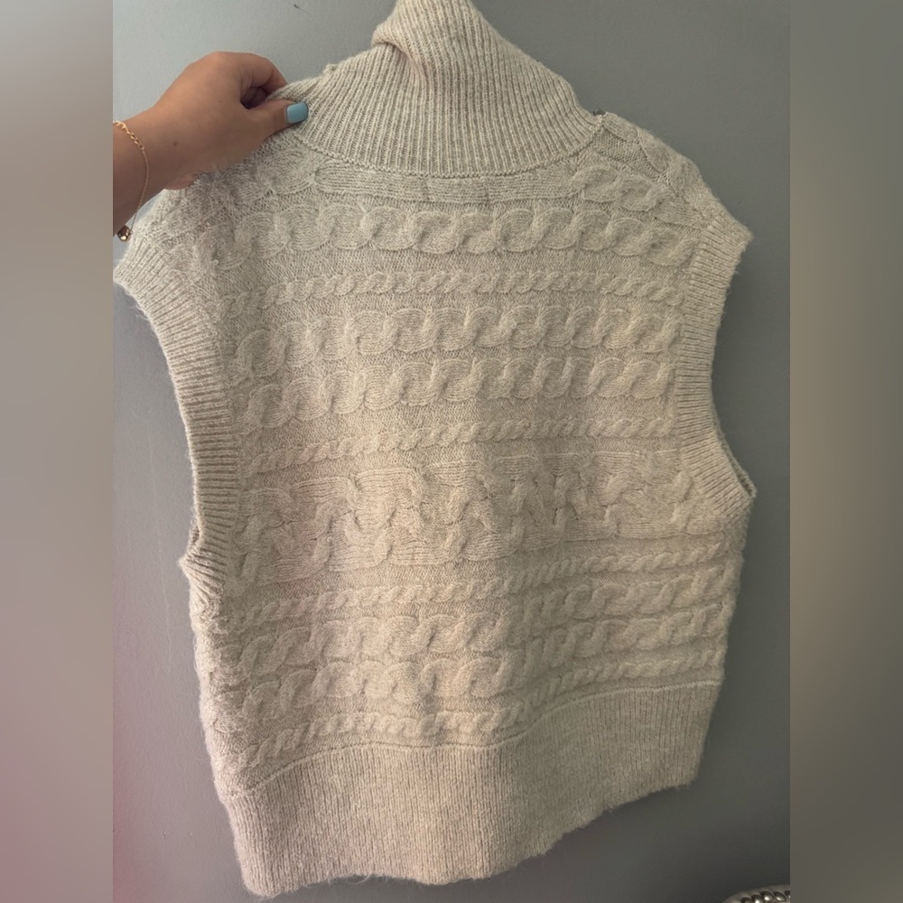 Old Navy Women’s Sleeveless Cropped Cozy Plush-Yarn Cable-Knit Turtleneck - Picture 3 of 5